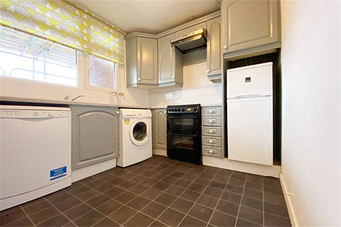 3 Bedroom Flat To Rent In Searles Close, London, SW11
