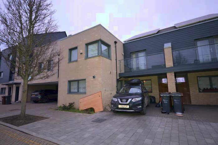 3 Bedroom Flat To Rent In Lawes Way, Barking, IG11