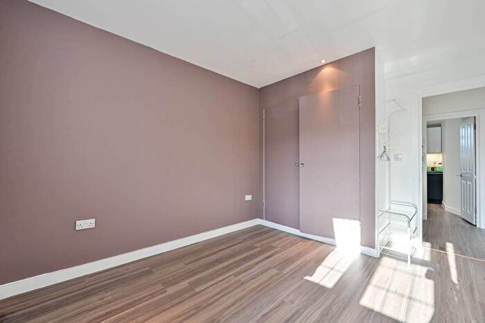 2 Bedroom Flat To Rent In The Triangle, Kingston, Kingston Upon Thames, KT1