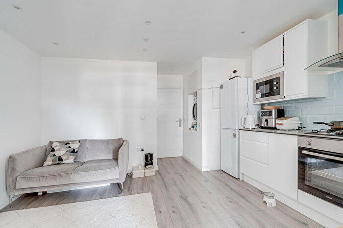 1 Bedroom Apartment To Rent In Regents Park Road, Finchley Central, London, N3