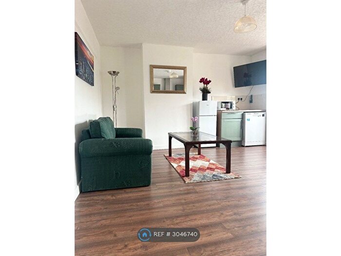 2 Bedroom Flat To Rent In Weedon Road, Northampton, NN5