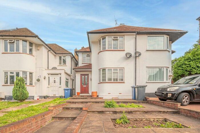 3 Bedroom House To Rent In Osidge Lane, Southgate, London, N14
