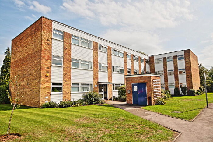 2 Bedroom Flat To Rent In Claremont Avenue, Woking, GU22