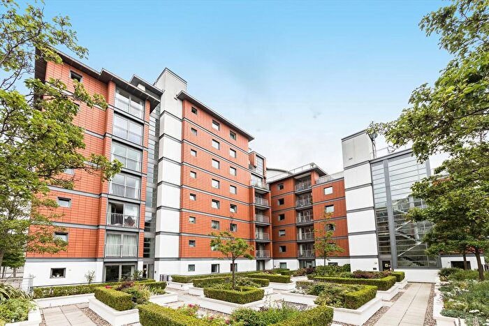 2 Bedroom Flat To Rent In Holland Gardens, Brentford, TW8