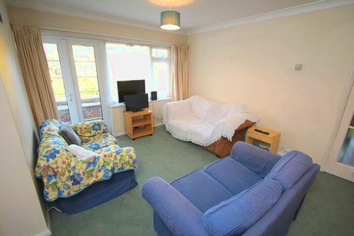 3 Bedroom Flat To Rent In Maple Road, Surbiton, KT6