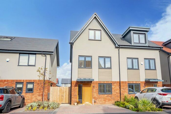 3 Bedroom Semi-Detached House To Rent In Maple Avenue, Edwinstowe, Mansfield, NG21