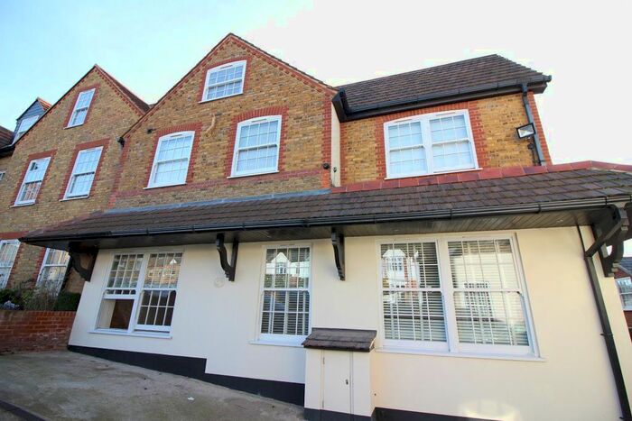 2 Bedroom Flat To Rent In Highfield Road, Bushey, WD23