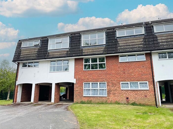 2 Bedroom Flat To Rent In Grasmere Way, Linslade, LU7