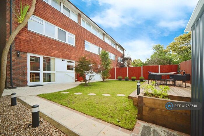 2 Bedroom Flat To Rent In Eltham Road, London, SE12