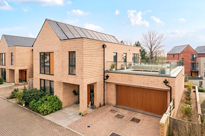 4 Bedroom Detached House For Sale In Hallowes Close, Redhill, RH1
