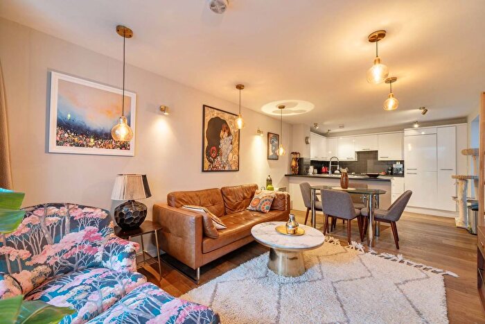 2 Bedroom Flat For Sale In Mears Close, Whitechapel, London, E1