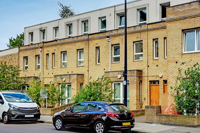 1 Bedroom Apartment To Rent In Helion Court, Westferry Road, E14