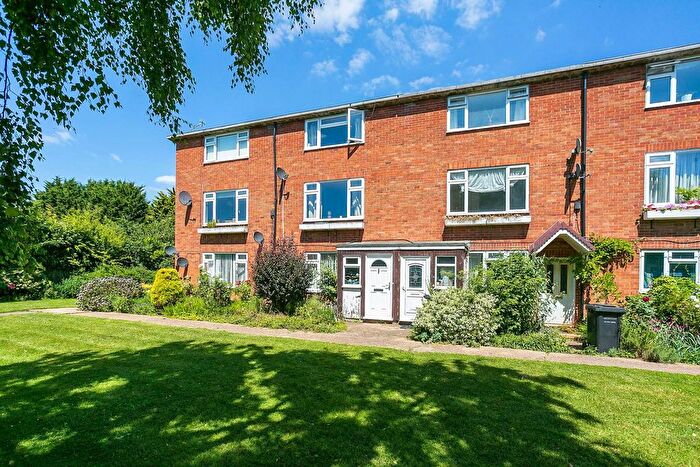 2 Bedroom Flat To Rent In Moat Close, Bushey, Bushey, WD23