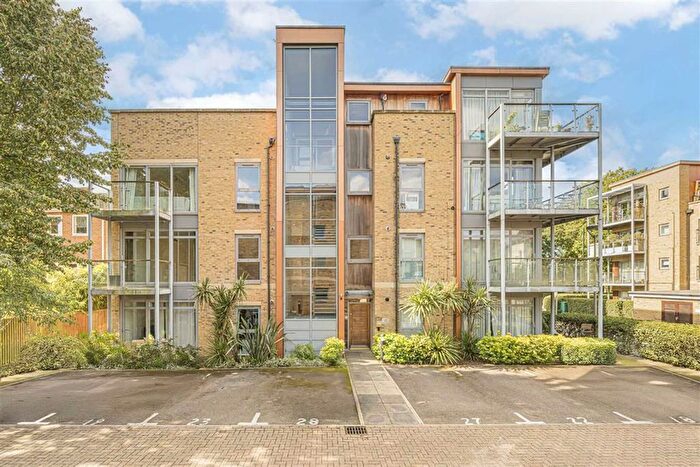 2 Bedroom Flat For Sale In Southcott Road, Teddington, TW11