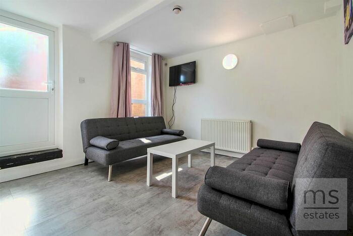 3 Bedroom Terraced House To Rent In Park Road, Nottingham, NG7