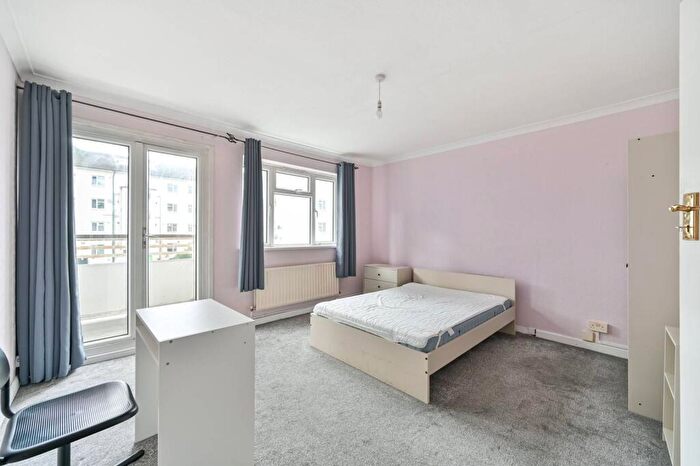 2 Bedroom Flat For Sale In Kingsnympton Park, Kingston Hill, Kingston Upon Thames, KT2