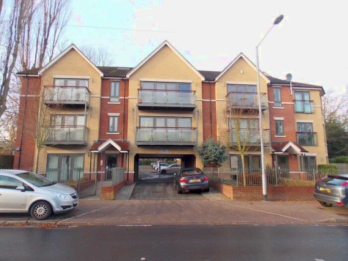 2 Bedroom Flat To Rent In Honeysuckle Court, Buckhurst Hill IG9