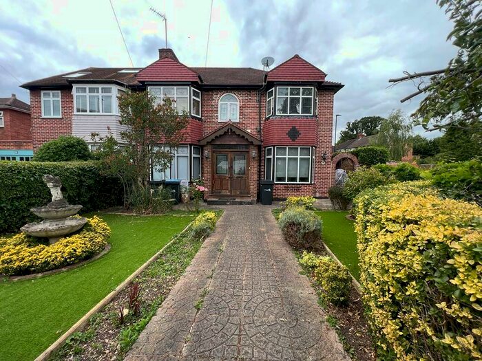 5 Bedroom Semi-Detached House To Rent In The Vale, Southgate, N14