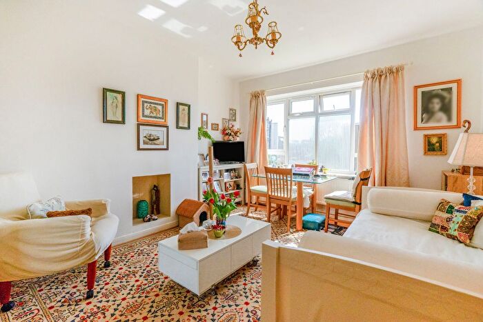 1 Bedroom Flat For Sale In Blythe Road, London, W14