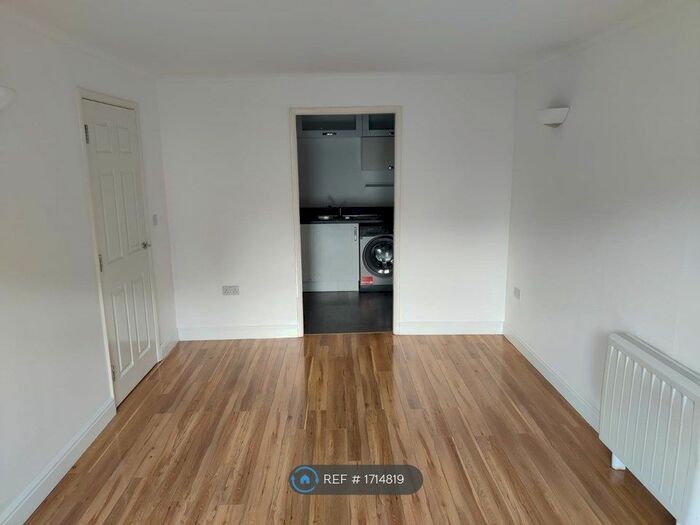 2 Bedroom Flat To Rent In Chapter House, Farnborough, GU14