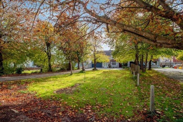 5 Bedroom Property To Rent In Chickerell Road, Weymouth, DT4