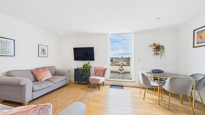 1 Bedroom Penthouse For Sale In Victoria Road, Barnet, EN4