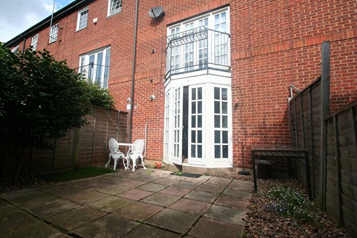 5 Bedroom Terraced House To Rent In Hamlet Square, London, NW2