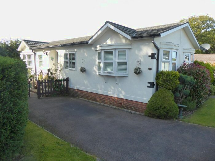 2 Bedroom Mobile/park Home For Sale In Upper Farm Park, Boxhill Road, Tadworth, Surrey, KT20