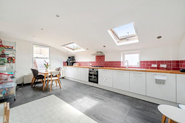 3 Bedroom Flat For Sale In Blakemore Road, Streatham, London, SW16