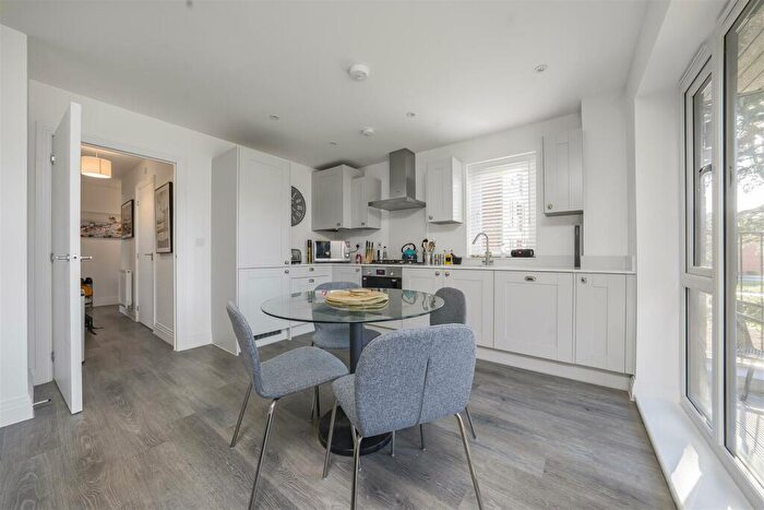 2 Bedroom Flat For Sale In Garrett Crescent, Ottershaw, KT16