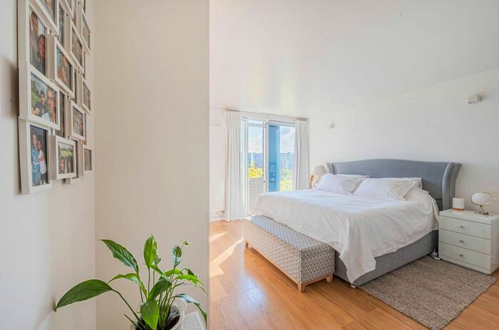 2 Bedroom Flat To Rent In West Parkside, Greenwich, London, SE10