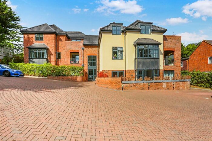 2 Bedroom Flat For Sale In Cheam Road, Cheam, SM2