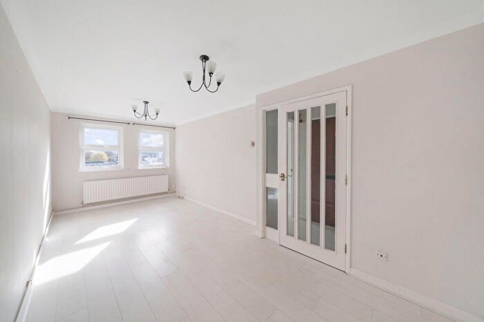 1 Bedroom Flat For Sale In Balmoral Road, Worcester Park, KT4