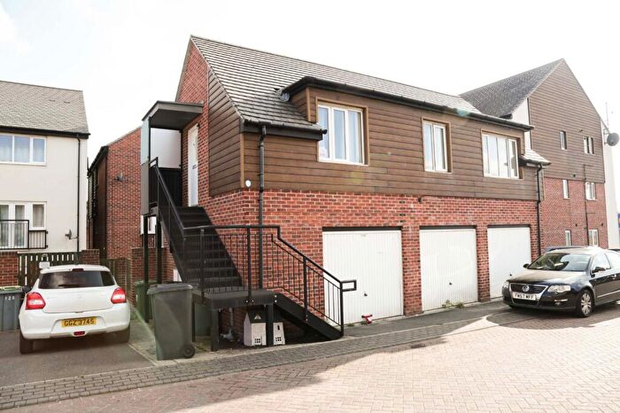 2 Bedroom Flat To Rent In Oaklands Court, Leeds, West Yorkshire, LS8