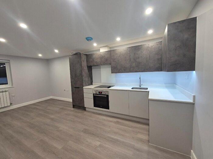 3 Bedroom Flat To Rent In Oakhaven Lodge - High Road, London, N12