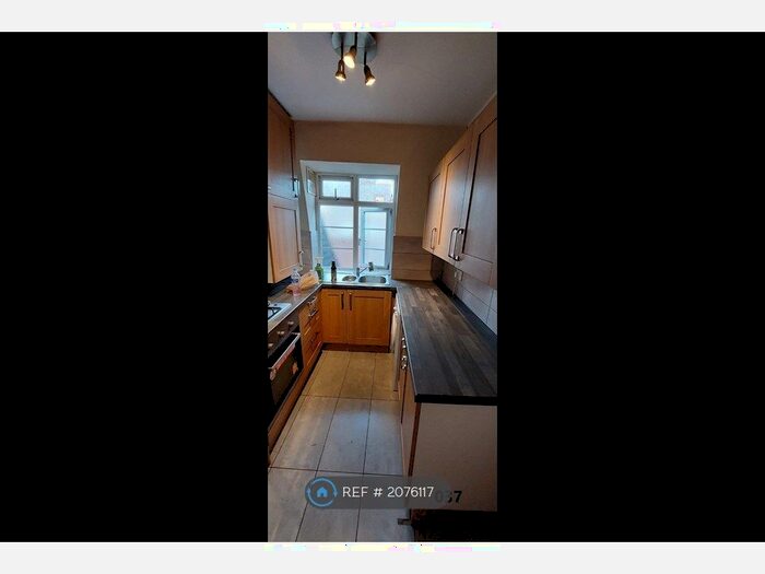 2 Bedroom Flat To Rent In Grosvenor Court, Morden, SM4