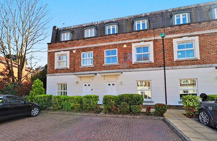 1 Bedroom Terraced House For Sale In Woodsome Lodge, Weybridge, KT13