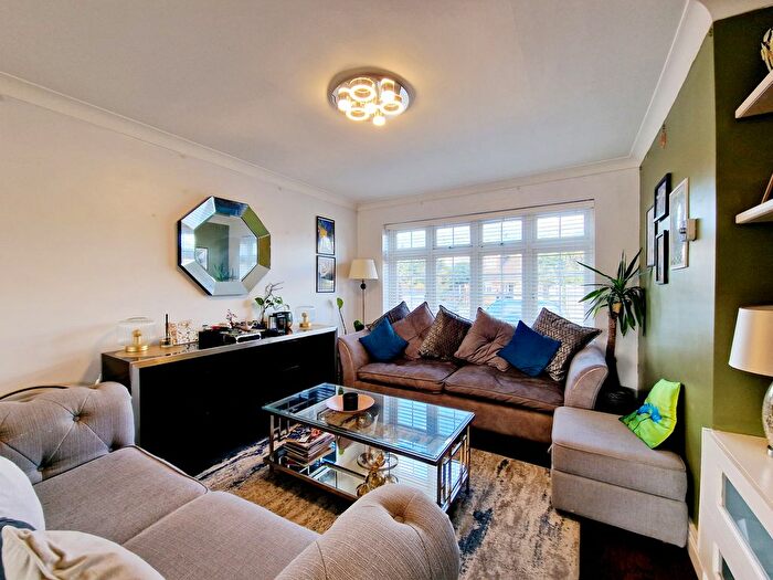 4 Bedroom Semi-Detached House To Rent In Pool Road, West Molesey, KT8