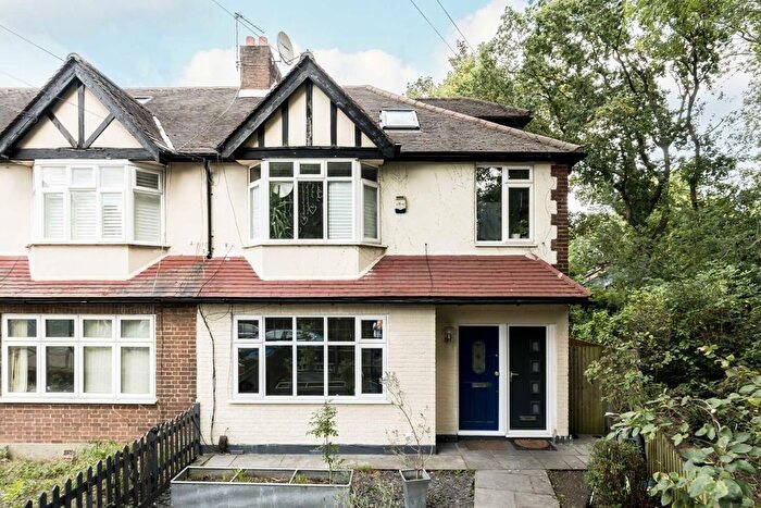 2 Bedroom Flat To Rent In Heyford Avenue, London, SW20