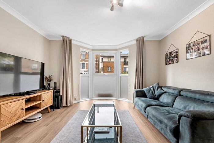 3 Bedroom Maisonette For Sale In Rectory Road, London, N16