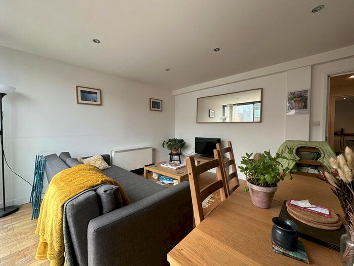2 Bedroom Flat To Rent In Tower Bridge Road, London, SE1