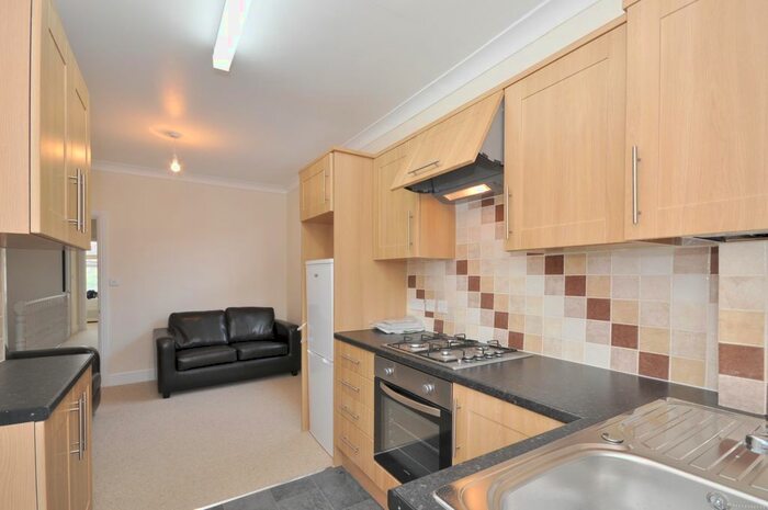 3 Bedroom Flat To Rent In Mellison Road, London, SW17