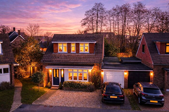 4 Bedroom Detached House For Sale In Lodge Grove, Yateley, GU46