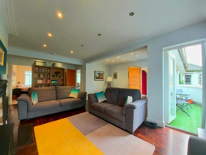 2 Bedroom Flat To Rent In The Chilterns, Brighton Road, Sutton SM2