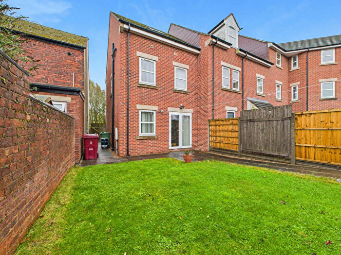 3 Bedroom Town House For Sale In Heath Road, Holmewood, S42