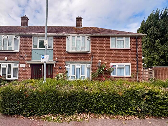 2 Bedroom Flat For Sale In Hepworth Gardens, Barking, IG11