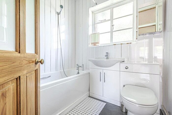 2 Bedroom Apartment To Rent In Ossulton Way, London, N2
