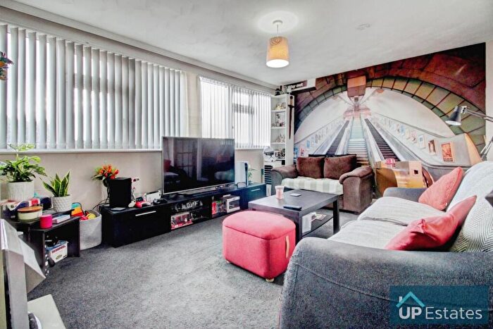 2 Bedroom Apartment For Sale In Yarningale Road, Coventry, CV3