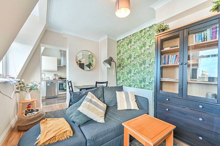 1 Bedroom Flat To Rent In Pembridge Gardens, Notting Hill Gate, London, W2