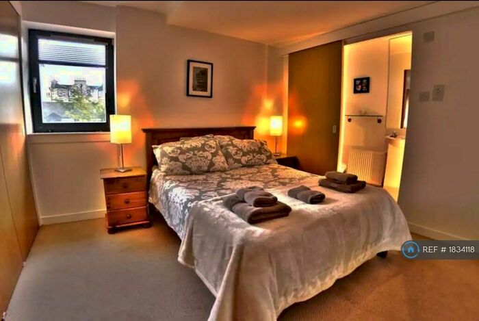 2 Bedroom Flat To Rent In High Street, Edinburgh, EH1